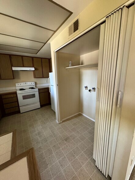 Building Photo - 330 Ivy Ln