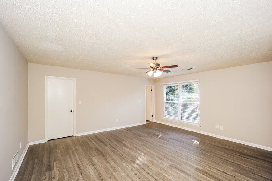 Building Photo - 8449 Willows Terrace