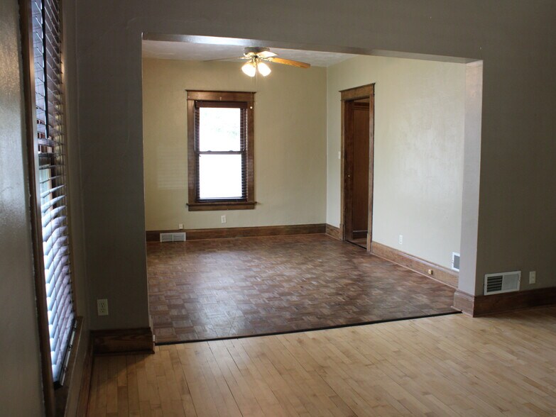 Building Photo - 107 E 11th St