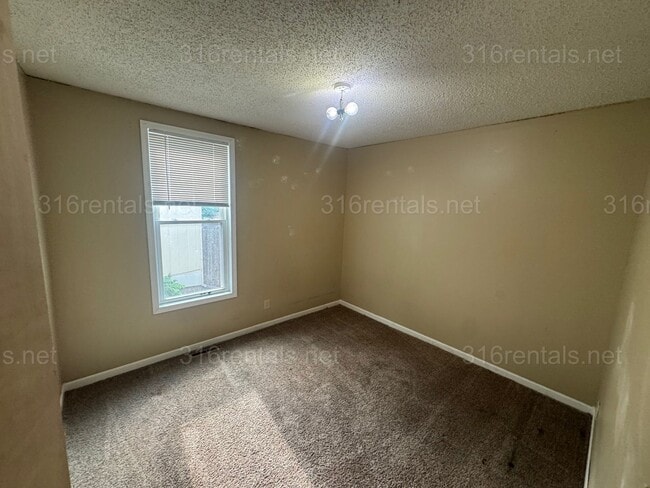 Building Photo - $1150 - 3 bed 1 bath - Single Family Home