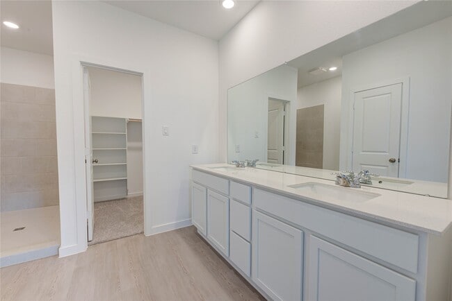 Building Photo - 400 Robin Ct