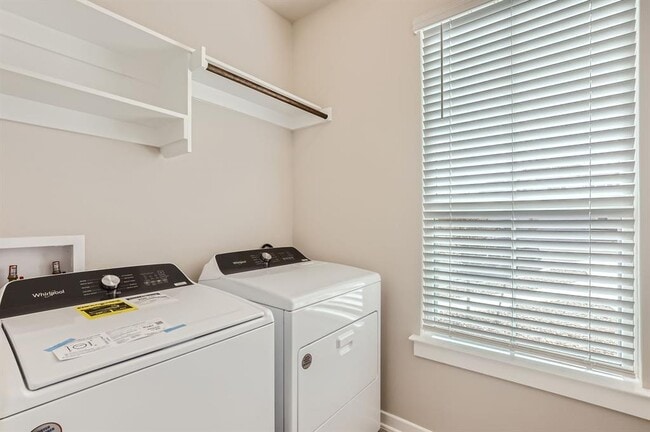 Building Photo - 2412 Lakey Cv