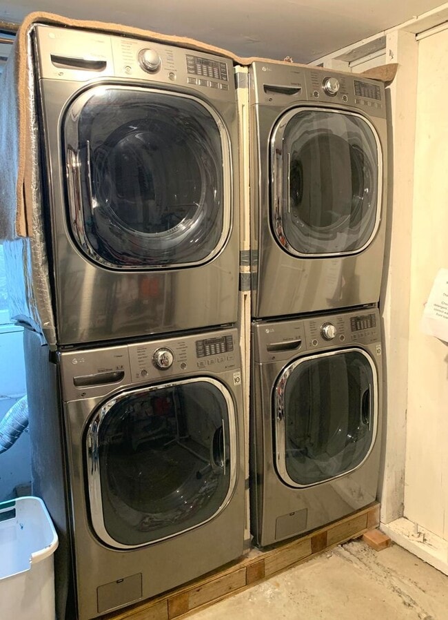 Building Photo - UPDATED BRIGHT 2BR/1BA  Top Floor Noe Valley 29th/Noe East/West VIEWS