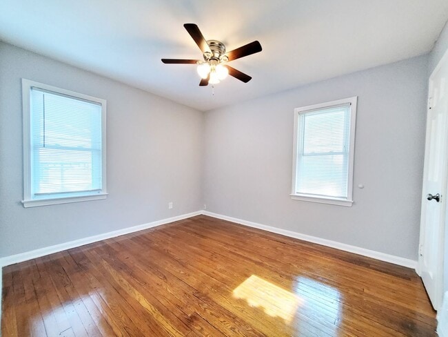 Building Photo - 3 Bed - 2 Full Bath Cape Cod for Rent!