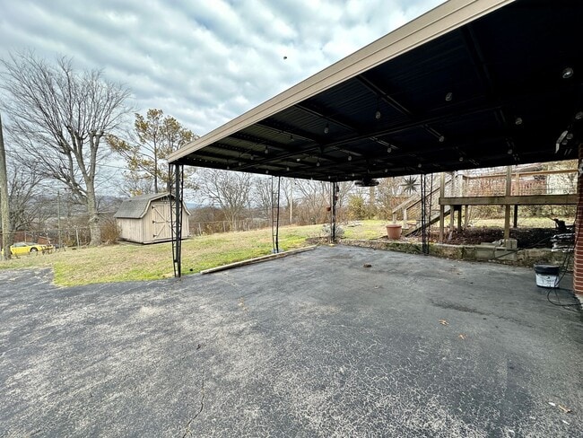 Building Photo - Remodeled beauty in Charolette Park