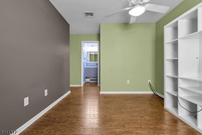 Building Photo - 19 Delavan Ct