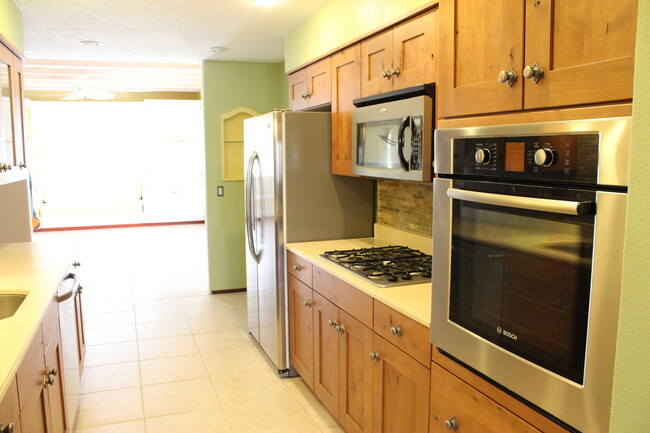 Building Photo - Beautiful 3 bdr, 2 bath SOLAR home w/large...