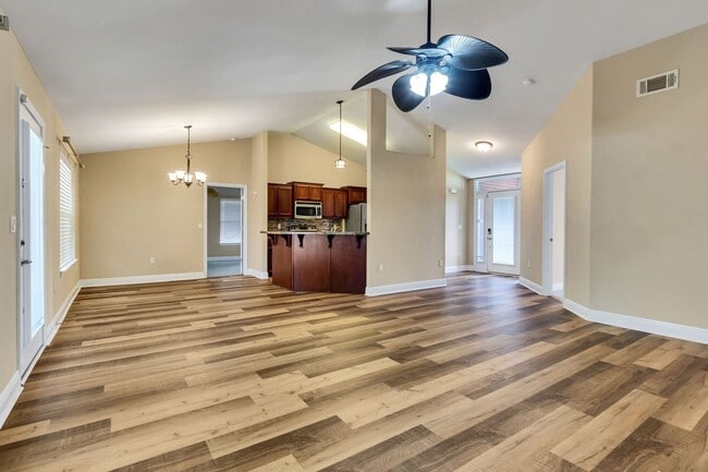 Building Photo - 4 Bedroom in Gulf Breeze!!