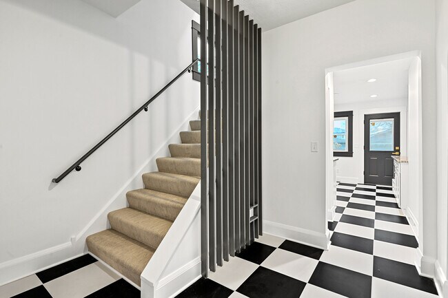 Building Photo - 3127 33rd Ave S