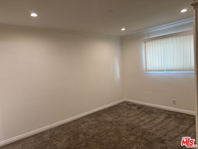 Building Photo - 2400 Vanderbilt Ln