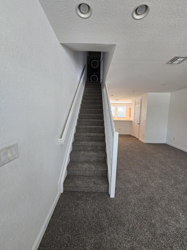 Building Photo - 660 Amador Ln