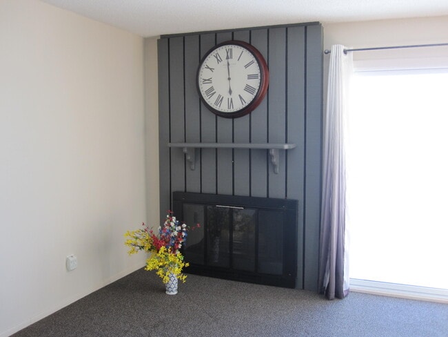 Building Photo - 820 Cliffs Dr