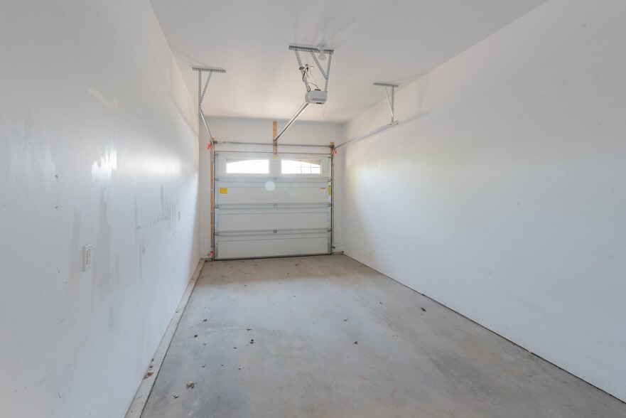 Building Photo - 1035 Road Runner St.