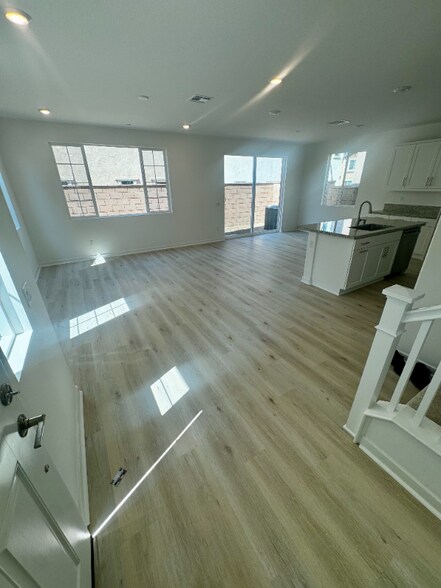 Building Photo - 16185 Lozano St