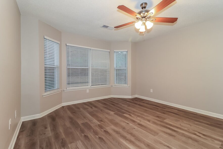 Building Photo - 168 Darbys Run Dr