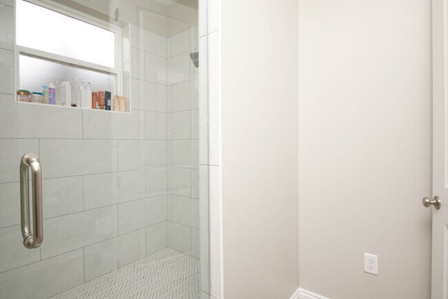 Building Photo - Newer Home in Valparaiso