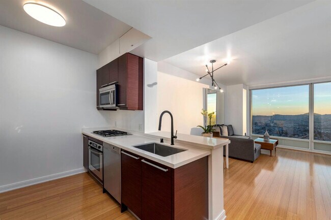 Building Photo - 425 1st St