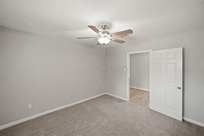 Building Photo - 5822 Glenhurst Dr