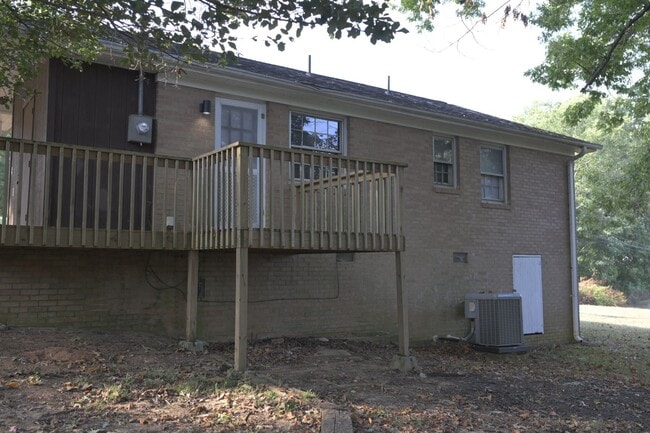 Building Photo - 2BR/2BA Home with Patio & Pet Friendly in ...