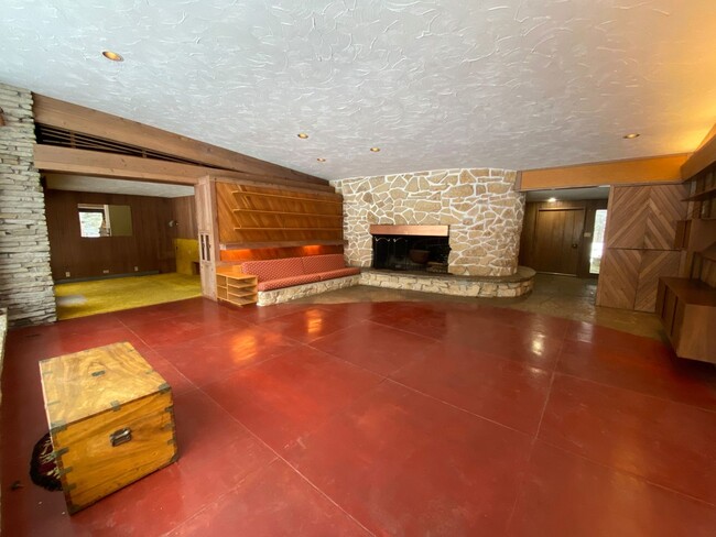 Building Photo - Historic Three Bedroom Home Available