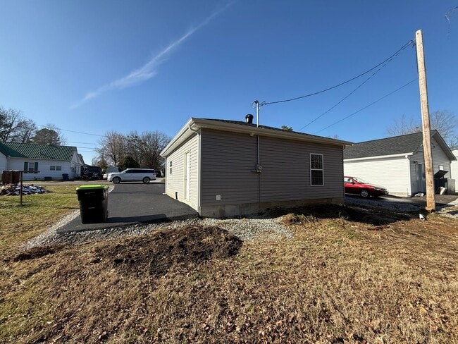 Building Photo - House in Benton City Limits