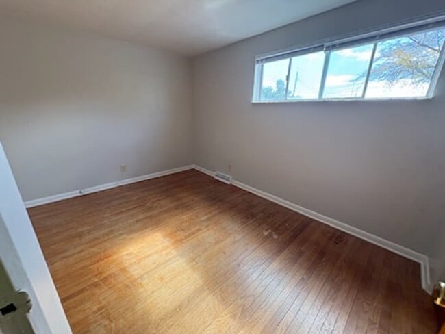Building Photo - 2902 N Rockwood Dr
