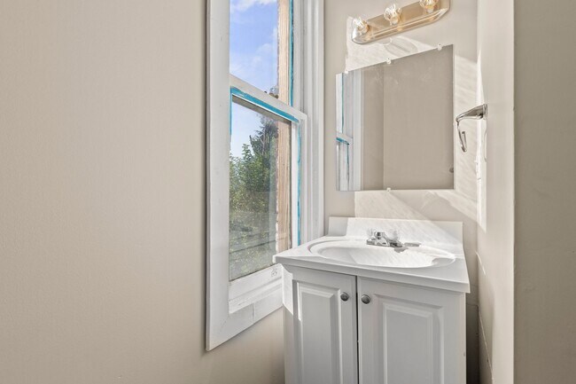 Building Photo - Spacious 4 Bedroom Single Family on Susquehanna St