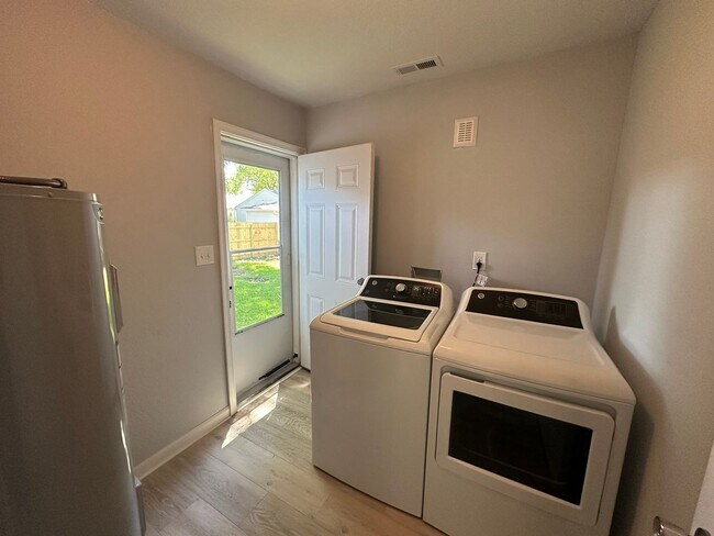 Building Photo - 2 Bed 2 Bath House
