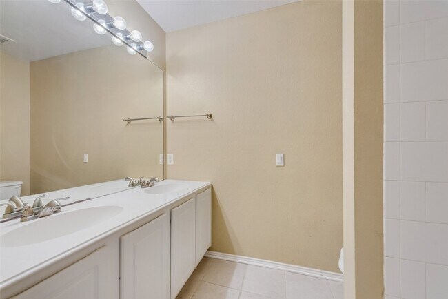 Building Photo - 2600 Spring Dr