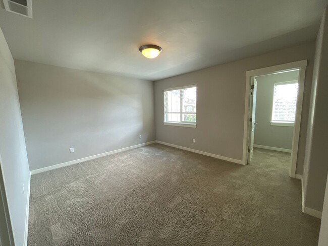 Building Photo - 3 Bedroom Townhome  in SW Redmond  - Parkl...