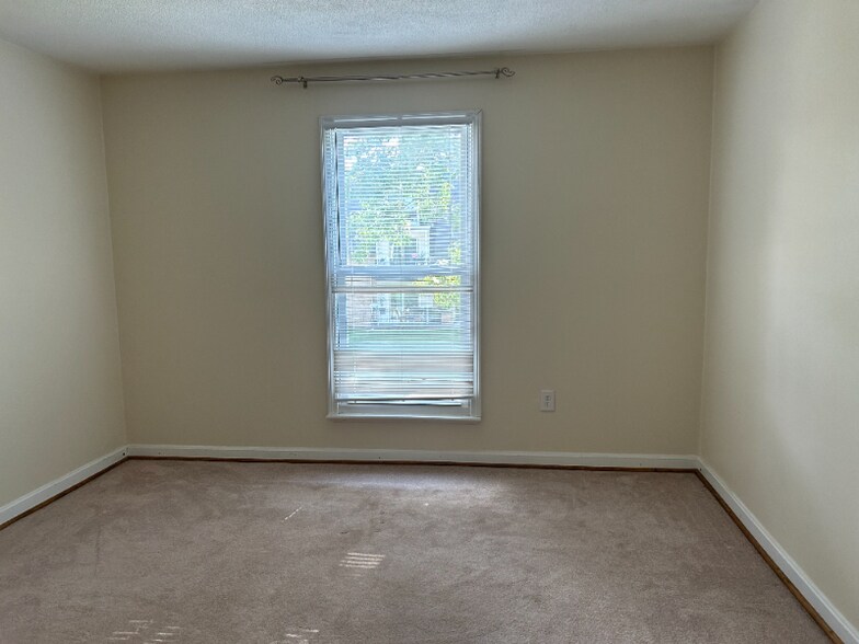 Building Photo - 15 Shadowbrook Ln