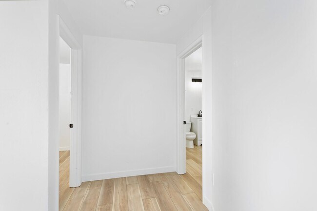 Building Photo - 610 S Sheridan Ave