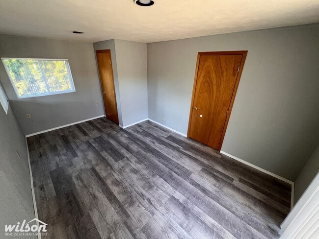 Building Photo - PRICE DROP ! Spacious 3 Bed / 2 Bath Home ...