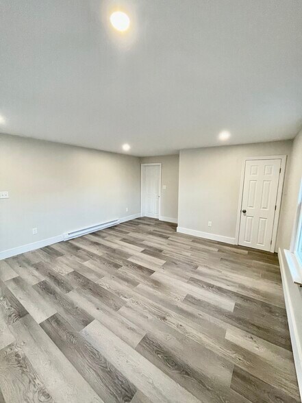 Building Photo - 16 Crompton St