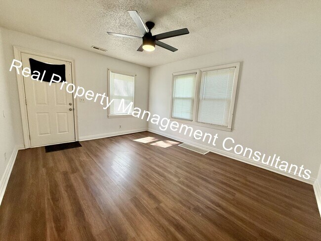 Building Photo - 2 Bedroom Classic Ranch