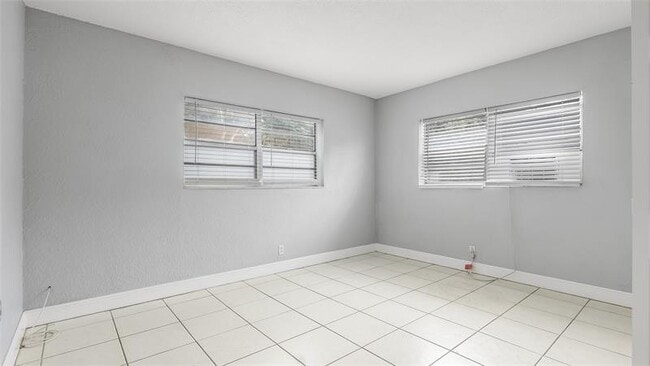 Building Photo - 626 SW 14th Ave