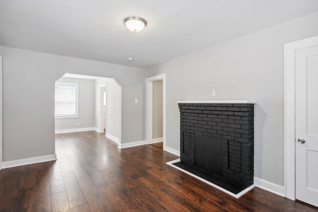 Building Photo - Large 2 Bedroom/1 Bath Downtown Home Near Forsyth Park