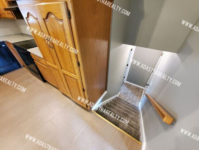 Building Photo - Gorgeous Shawnee Mission NW Home-Coming SO...