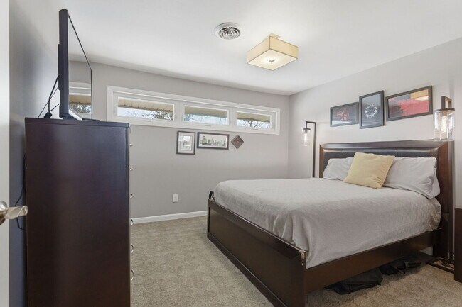 Building Photo - Charming 3-Bed Oasis with Scenic Waterfront Views and Pool 15 minutes from Downtown Nashville