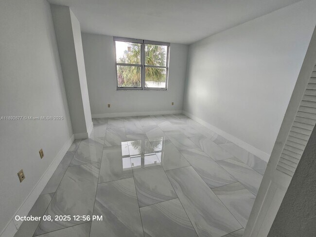 Building Photo - 500 Bayview Dr