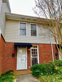 Building Photo - 2 Bedroom Townhome