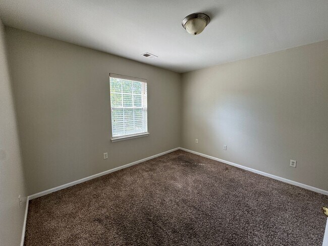 Building Photo - MOVE-IN READY! **Move-in Special** $250 of...