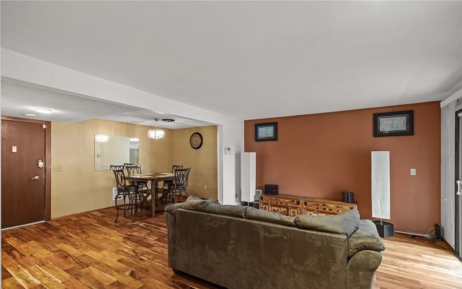 Building Photo - ***Rent Special!! - $500 off First Month's Rent***-Oakbrook Country Club Condominium (2bedroom)! ...