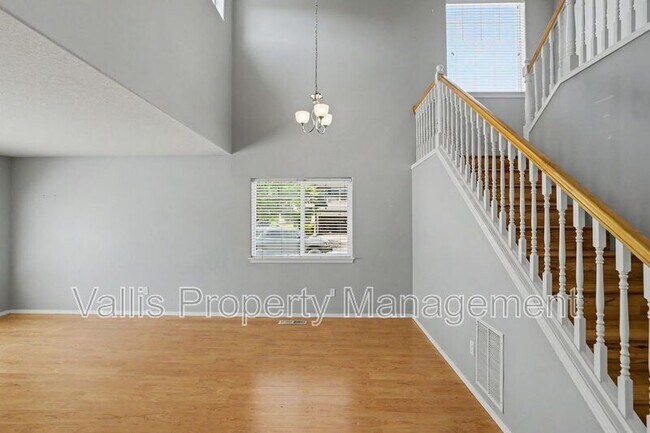 Building Photo - 305 SE Casting St