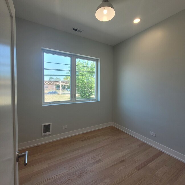 Building Photo - 6312 S Rhodes Ave