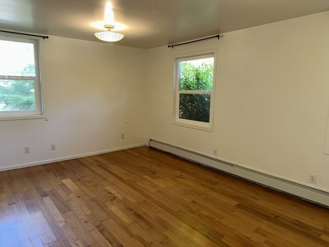 Building Photo - 2000+ sf home is in a great location, pet ...
