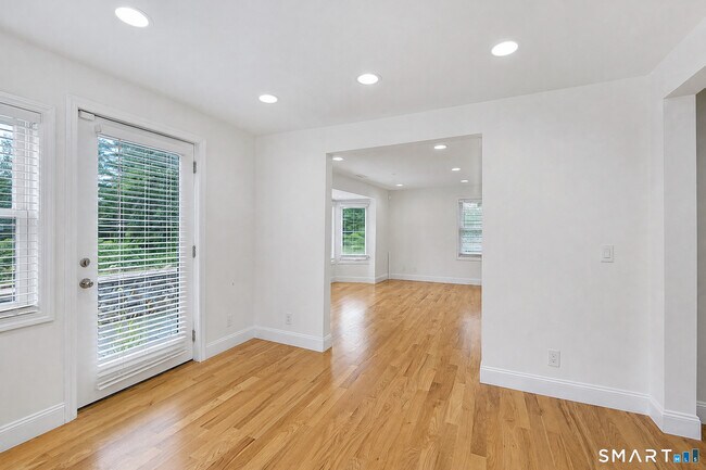 Building Photo - 47 Middle River Rd