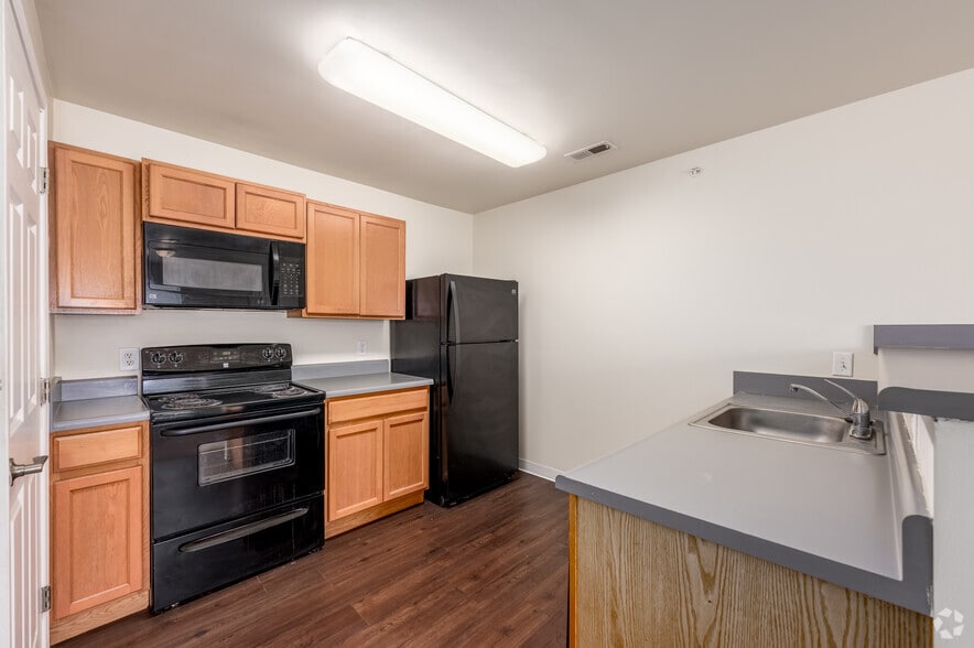 2BR, 2BA - 715SF - Kitchen - The Annex of Kokomo