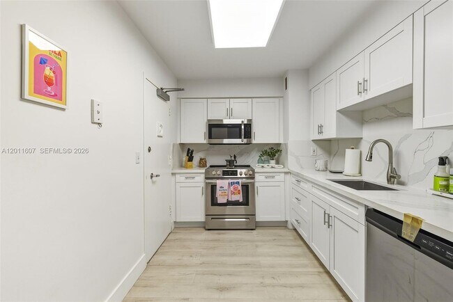 Building Photo - 9195 Collins Ave