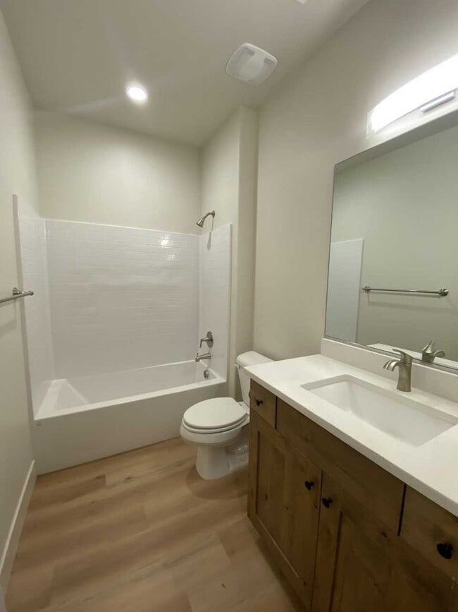 Building Photo - 4008 Bedford Pl